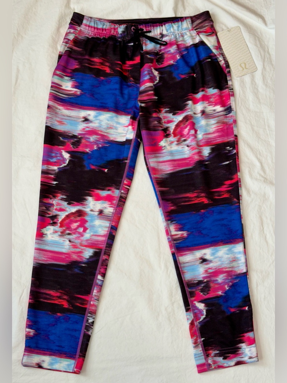 NWT Lululemon Jet Crop (Slim) *Luxtreme Pigment Wind White Multi Size 6